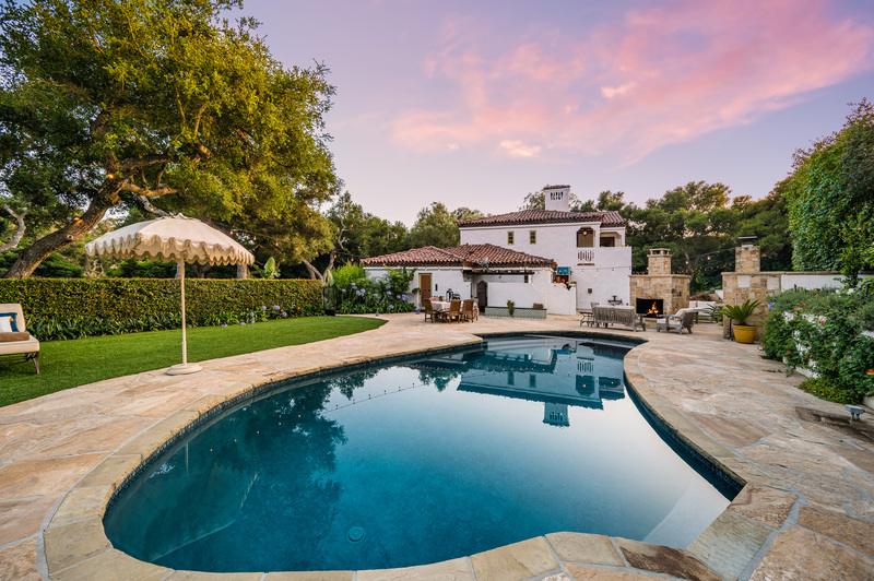 casa de lujo con piscina en atardecer en puebla